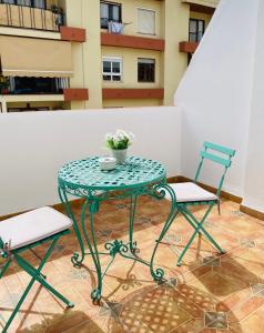 伊维萨镇巴特拉宾馆的桌子和两把椅子以及一张带鲜花的桌子