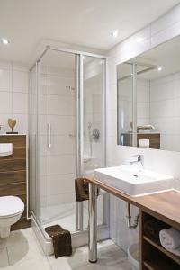 巴特法兴格Landhaus Riedl的带淋浴、盥洗盆和卫生间的浴室
