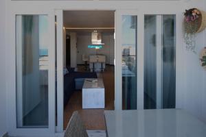多列毛利诺斯拉诺加勒纳公寓的一间带玻璃门的客厅和一间客厅
