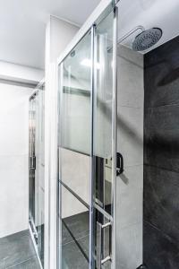 马德里Hostel Center Madrid的浴室设有玻璃淋浴间。