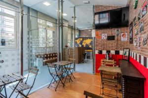 马德里Hostel Center Madrid的一间在房间内配有桌椅的餐厅