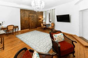 蒙特勒Medieval apartment Juliette的客厅配有沙发、椅子和电视