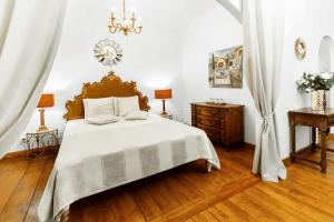 蒙特勒Medieval apartment Juliette的一间卧室配有一张床,铺有木地板