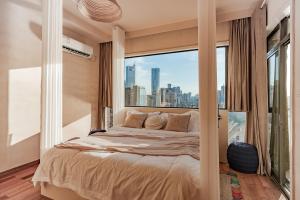 重庆重庆早安醉美江景民宿的一间卧室设有一张大床和大窗户