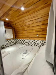 耶鲁姆קסיופאה חוויה במדבר的木墙客房的一张床位