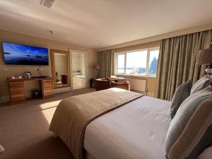 弗吉尼亚St Kyrans Guest House的酒店客房设有一张大床和一台电视。