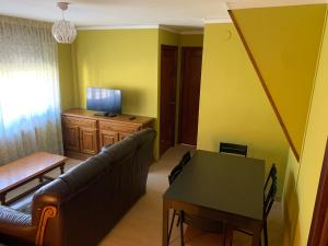 SevaresLa Buhardilla De Solavega - VV2530AS的客厅配有沙发和桌子