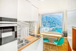 蒙特勒Montreux paradise top view的厨房设有水槽和窗户。