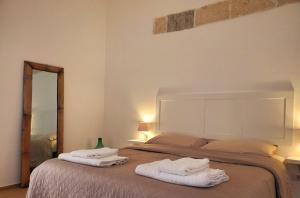 纳尔多SEA FRONT, Allegria, Santa Maria al Bagno的一间卧室配有带毛巾的床