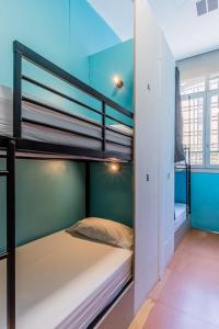 马德里Hostel Center Madrid的双层床间 - 带两张双层床