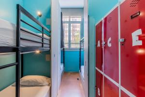 马德里Hostel Center Madrid的带两张双层床的客房和走廊