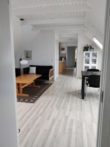 HammelRosengård的客厅配有桌子和钢琴