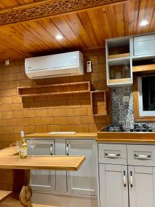 耶鲁姆קסיופאה חוויה במדבר的厨房配有白色橱柜和木墙