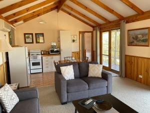 旺加拉塔瓦比农家乐的带沙发的客厅和厨房