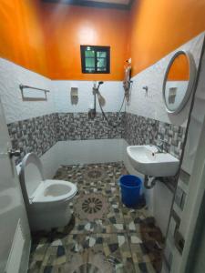 安达R&D Traveller's Inn的一间带卫生间和水槽的浴室