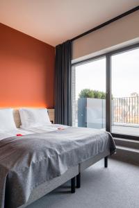 安特卫普Citybox Antwerp的一间卧室设有一张床和一个大窗户