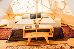 比斯卡罗斯The Spot Surfcamp的一间卧室配有一张带木桌的床