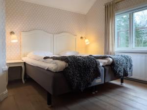 塔尔伯格Hotell Villa Långbers的一间带床的卧室,位于带窗户的房间内
