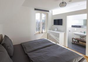 阿德瑙Residenz Kirchberg的一间卧室配有床和水槽