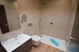 拉戈斯Casa da Ladeira Branca的一间带水槽、卫生间和镜子的浴室