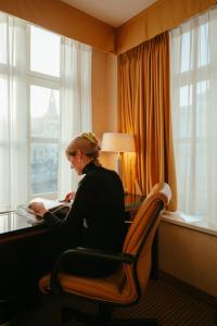 根特根特万豪酒店的坐在酒店房间桌子上的女人