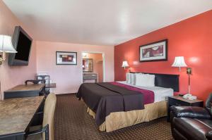 达尔哈特Econo Lodge Dalhart Hwy 54 - Hwy 287的酒店客房,配有床和沙发