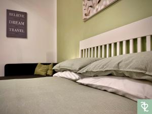 罗马RomeSweetRome的卧室配有一张床,墙上有标志