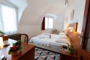 布达佩斯HELIOS Hotel Apartments的配有一张床和一张书桌的酒店客房