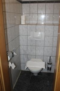 沙肯多夫Rasthaus Hotel Schackendorf的浴室设有卫生间,配有毛巾