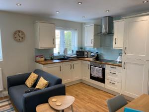 奥尔弗里顿Modern 2-Bed House and Parking Tibshelf Derbyshire的带沙发的客厅和厨房