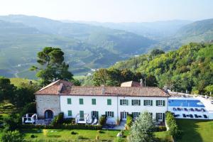 圣斯泰法诺贝尔博圣毛里齐奥雷莱斯酒店的享有山谷景致的山丘房屋