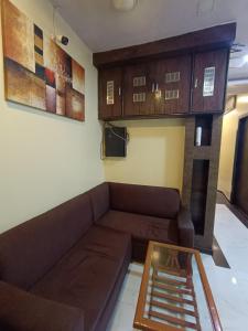 孟买Hotel Amber-colaba的带沙发和木制橱柜的客厅