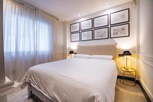 多列毛利诺斯Apartamento Adrián - Nogalera的卧室设有一张白色大床和一扇窗户。