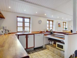 BorupHoliday Home Ilena - 16-3km from the sea in Sealand by Interhome的厨房设有白色的墙壁和木制台面