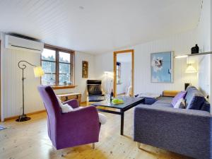 BorupHoliday Home Ilena - 16-3km from the sea in Sealand by Interhome的客厅配有2把紫色椅子和1张桌子