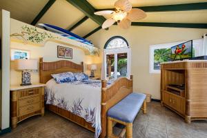 科纳The Cottage的一间卧室配有一张床和吊扇