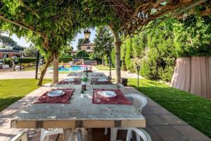 维罗维-德欧纳Casa rural con piscina, barbacoa, WIFI的后院的长桌,餐桌