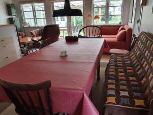 斯图伯克宾Holiday Home Haldis - 120m from the sea in Lolland- Falster and Mon by Interhome的客厅配有粉红色的桌子和椅子