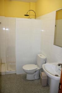伊兹奎尔多Pozo Izquierdo Homelidays的一间带卫生间和水槽的浴室