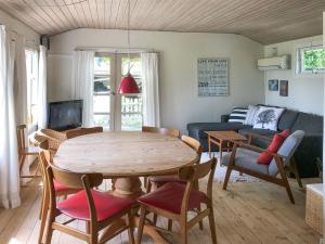 斯图伯克宾Holiday Home Vojo - 100m from the sea in Lolland- Falster and Mon by Interhome的客厅配有木桌和椅子