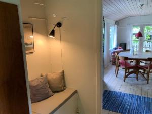 斯图伯克宾Holiday Home Vojo - 100m from the sea in Lolland- Falster and Mon by Interhome的客厅和带沙发及桌子的用餐室