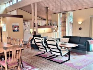 MartofteHoliday Home Norwin - 250m from the sea in Funen by Interhome的客厅配有沙发和桌椅