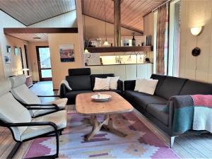 MartofteHoliday Home Norwin - 250m from the sea in Funen by Interhome的客厅配有沙发和桌子