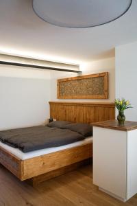 施特罗布尔Haus am Wald的一间卧室配有一张木床和一张桌子