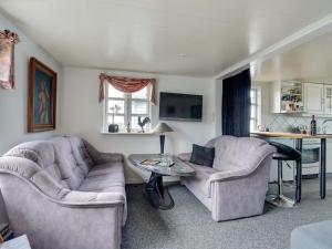 奥特鲁普Holiday Home Nera - 10m from the sea in Funen by Interhome的客厅配有两张沙发和一张桌子