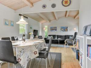 MartofteHoliday Home Jenny - 140m from the sea in Funen by Interhome的客厅设有餐桌和椅子