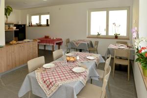 Nave San RoccoBed and Breakfast NAVIS的一间带两张桌子的用餐室和一间厨房