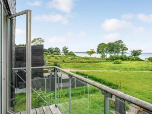 AsperupHoliday Home Anny - 100m from the sea in Funen by Interhome的客房设有一个享有水景的阳台。