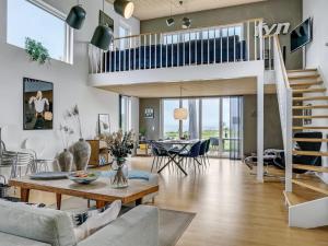 AsperupHoliday Home Anny - 100m from the sea in Funen by Interhome的阁楼上设有螺旋楼梯的客厅