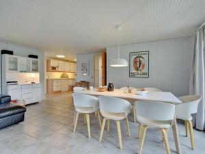 斯文堡Holiday Home Alrich - 500m from the sea in Funen by Interhome的厨房以及带桌椅的用餐室。